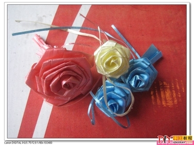 怎样用彩带折玫瑰花 彩带花的折法步骤图