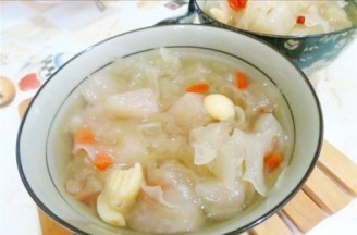 银耳莲子汤的做法和功效 银耳雪梨汤的做法