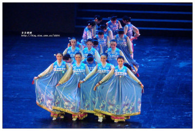 图揭东方歌舞团朝鲜铃铛舞的衣服换法 东方歌舞团朝鲜演出
