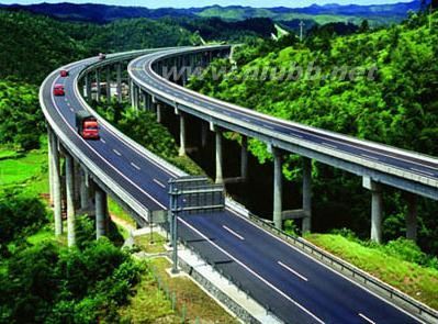 高速公路正确的驾驶技术之一进出高速公路正确的驾驶方法 高速公路弯道驾驶技巧