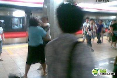 北京地铁大妈和悍女们在地铁打架打的异常生猛!（图） 彪悍俄罗斯大妈