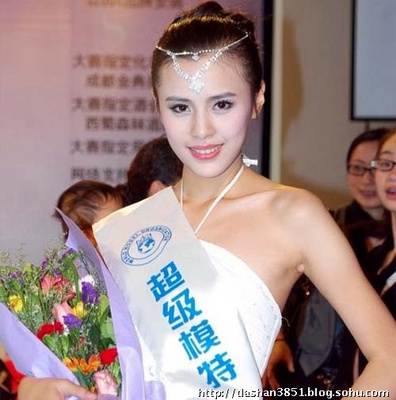 14岁的中国美少女邹林颖夺得世界超模决赛冠军(图) 14岁的美少女的qq