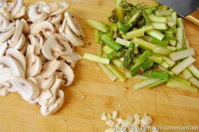 集合“简单，美味，营养”三大特点的快手素炒---洋菇炒芦笋 芦笋蘑菇汤