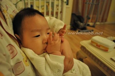 宝宝吃手的秘密 一个多月的宝宝吃手