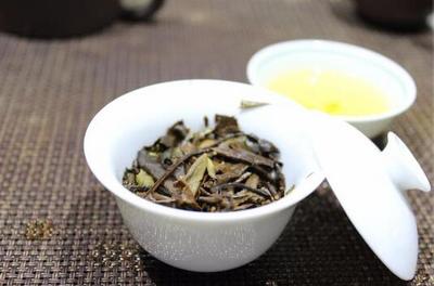 白茶主要品种有白牡丹、白毫银针、贡眉、寿眉。 贡眉和寿眉的区别