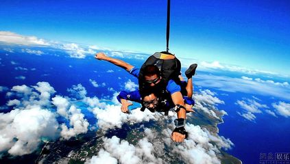 高清拍摄三万英尺高空跳伞 迪拜高空跳伞多少钱