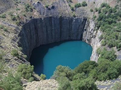 全球十大最壮观坑洞：地狱之门居榜首
