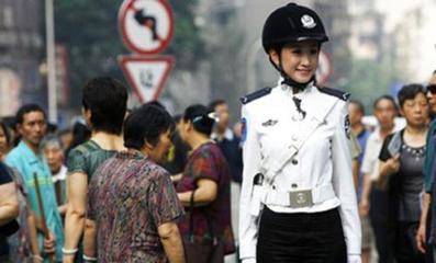 薄王时代的重庆女子交巡警 百里挑一形象出众 重庆交巡警