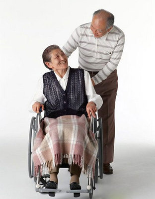 老年人轮椅的选购方法 如何选择老年人轮椅 老年人轮椅