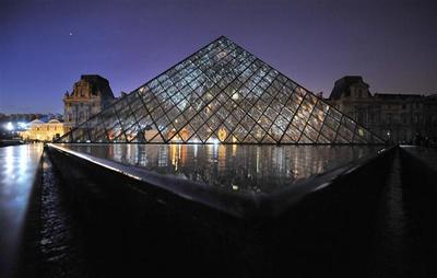 卢浮宫玻璃金字塔喜迎20岁 法国卢浮宫玻璃金字塔