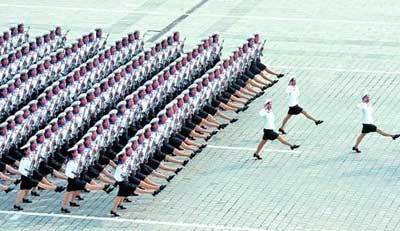 朝鲜阅兵 搞笑踢正步 朝鲜阅兵 女兵正步