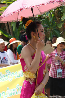 实拍:老挝泼水节,美女争艳(组图)