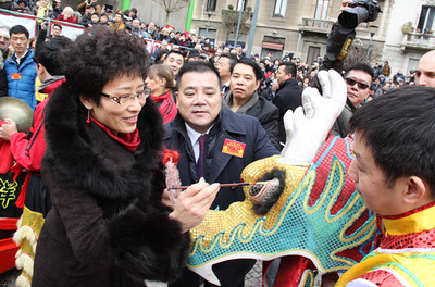 舞龙舞狮中国年，米兰华人街热闹非凡 舞龙舞狮视频