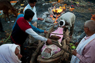 印度（连载4之性庙+火葬） 印度火葬场吃人肉