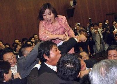 全球政客打架也疯狂,日本女议员打架被扯掉胸罩(图) 议员打架