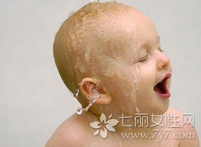 孩子发烧及应对---物理降温的方法推荐洗澡 婴儿发烧物理降温