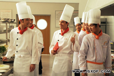 在江苏新东方烹饪学校上学两年的学费大概是多少？ 杭州新东方烹饪学费