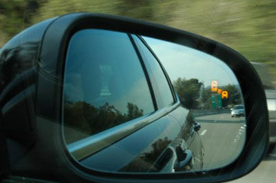 新手开车上路小心后视镜盲区（如何判断车距） 后视镜盲区变道技巧