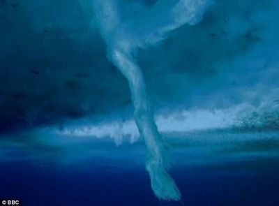 纪录片首次拍到南极死亡冰柱沉入海底奇景(图) 当一艘船沉入海底