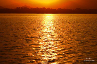 [转载]【实拍】京城瑰丽天光下浮光跃金的昆明湖 浮光跃金造句