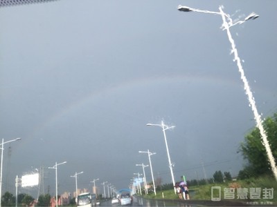 一场雨把我困在这里，你冷漠的表情会让我伤心 一场雨把我困在这里