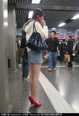 街拍超短裙MM的高跟美腿 红色高跟鞋美腿