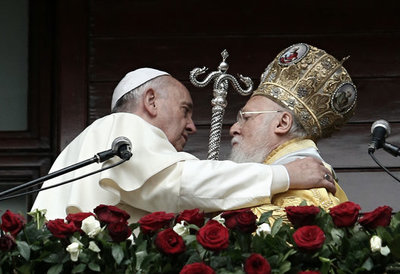 教皇方济各会见东正教牧首 吁穆斯林和基督徒携手 教皇方济各