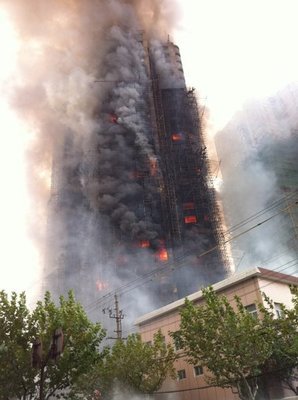 20101115上海静安大火全记录 生活在高层的我们安全吗|搜房地产资 静安区大火