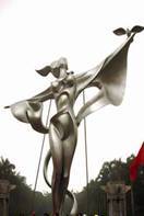 法国隆重纪念诺曼底登陆60周年之际，一座由中国雕塑家遥远创作的 诺曼底登陆日 电影