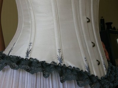欧洲传统裙撑or束胸用的鲸骨的四大种类以及固定方法。 中国四大月饼种类