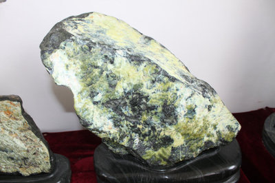 岚山奇石：蛇纹石（娑罗绿石，蛇纹玉）—宝贵资源价值巨大