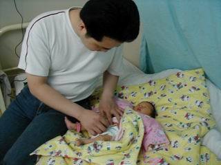 如何给宝宝换尿布和怎么裹尿布（视频） 爸爸给宝宝换尿布视频