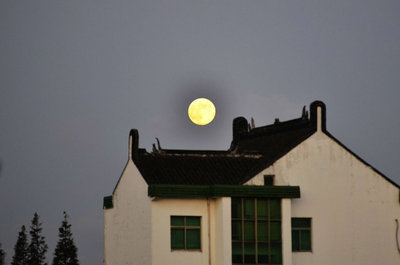 【高清图片】中秋各地赏月 最大最圆月亮登场 中秋赏月图片