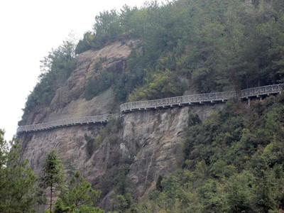 天门山栈道与举世闻名的美国大峡谷“空中走廊”媲美 张家界天门山玻璃栈道