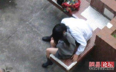 公园里不堪入目的龌蹉交易 公园里龌蹉情侣男女