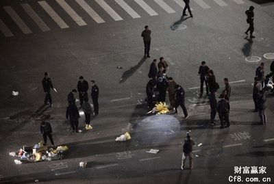 10余名统一着装的暴徒蒙面持刀在云南昆明火车站广场、售票厅等处 突袭2暴徒高清完整版