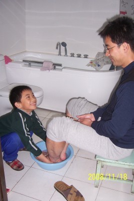 主播郭志坚与儿子最温馨的一幕：给爸爸洗脚!(图)