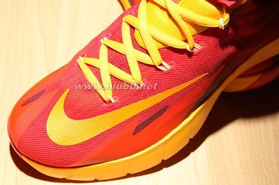 球鞋评测：NikeZoomHyperRev极速双刃剑凯里欧文篮球鞋