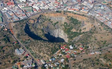 南非金伯利钻石大矿坑 南非金伯利钻石矿洞