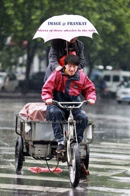 辛苦并快乐着--雨中的三轮车夫— 三轮车夫