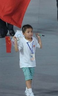 组图：汶川地震小英雄林浩已成演员几乎不上学