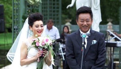 视频: 歌星刘牧在离婚现场 为妻子唱的五首最伤感歌曲---吉祥 刘牧的妻子刘姝含