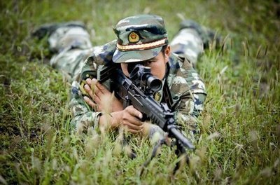 中国狙击手一弹两孔 中国狙击手