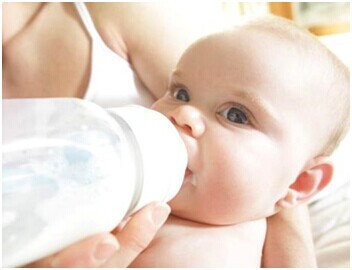 新生宝宝奶粉喂养正确方法 母乳喂养的正确方法