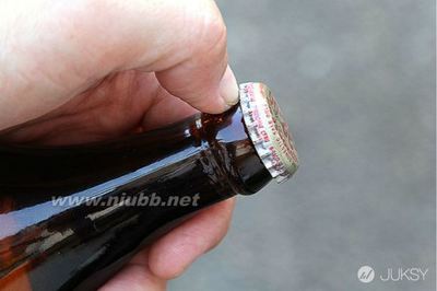 酒鬼免惊慌！不用开瓶器就能开酒瓶的10种方法 没有开瓶器怎么开啤酒