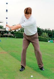 高尔夫练习场体会上杆过程中三角与翻腕