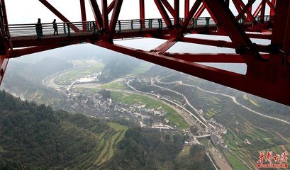 湖南湘西矮寨特大悬索桥通车 创4项世界第一 湖南湘西矮寨大桥