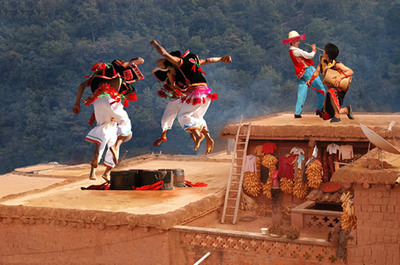 彝族民族舞蹈的风格特征 彝族建筑风格