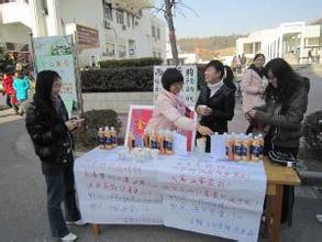  女大学生 女大学生校园摆摊卖奶茶 日赚千元