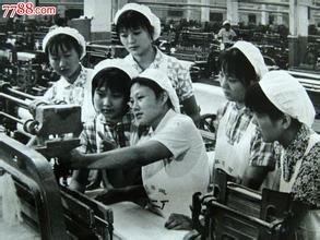  六十年代纺织女工 17年如一日 纺织女工与缝纫机的不解情缘